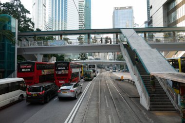 HONG KONG, ÇİN - 06 Aralık 2023: çift katlı tramvaydan görüldüğü üzere Hong Kong şehir manzarası.
