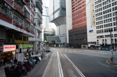 HONG KONG, ÇİN - 06 Aralık 2023: çift katlı tramvaydan görüldüğü üzere Hong Kong şehir manzarası.