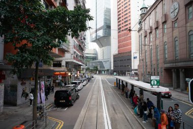 HONG KONG, ÇİN - 06 Aralık 2023: çift katlı tramvaydan görüldüğü üzere Hong Kong şehir manzarası.