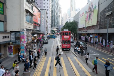 HONG KONG, ÇİN - 06 Aralık 2023: çift katlı tramvaydan görüldüğü üzere Hong Kong şehir manzarası.