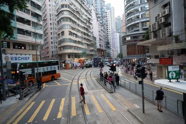 HONG KONG, ÇİN - 06 Aralık 2023: çift katlı tramvaydan görüldüğü üzere Hong Kong şehir manzarası.