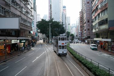 HONG KONG, ÇİN - 06 Aralık 2023: çift katlı tramvaydan görüldüğü üzere Hong Kong şehir manzarası.