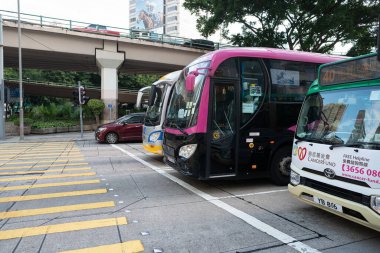 HONG KONG, ÇİN - 06 Aralık 2023: Hong Kong 'daki yaya geçidinde bekleyen otobüsler.