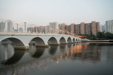 HONG KONG, ÇİN - 04 Aralık 2023: Sha Tin 'deki Lek Yuen Köprüsü manzarası.