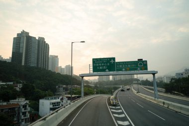 HONG KONG, ÇİN - 04 Aralık 2023: Hong Kong 'daki çift katlı otobüsün ikinci masasından görüldüğü gibi şehir manzarası.