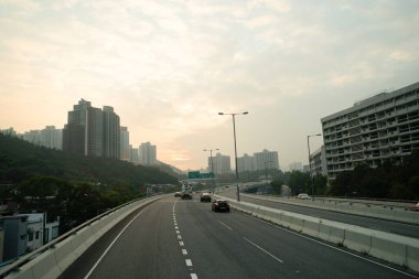 HONG KONG, ÇİN - 04 Aralık 2023: Hong Kong 'daki çift katlı otobüsün ikinci masasından görüldüğü gibi şehir manzarası.