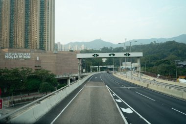 HONG KONG, ÇİN - 04 Aralık 2023: Hong Kong 'daki çift katlı otobüsün ikinci masasından görüldüğü gibi şehir manzarası.