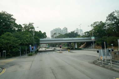 HONG KONG, ÇİN - 04 Aralık 2023: Hong Kong 'daki çift katlı otobüsün ikinci masasından görüldüğü gibi şehir manzarası.