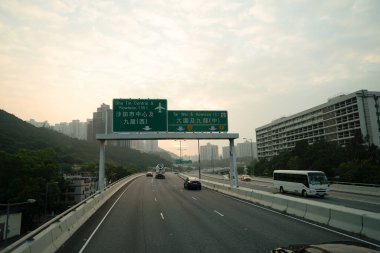 HONG KONG, ÇİN - 04 Aralık 2023: Hong Kong 'daki çift katlı otobüsün ikinci masasından görüldüğü gibi şehir manzarası.