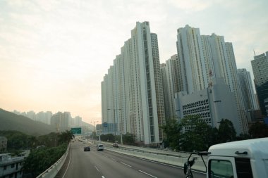 HONG KONG, ÇİN - 04 Aralık 2023: Hong Kong 'daki çift katlı otobüsün ikinci masasından görüldüğü gibi şehir manzarası.