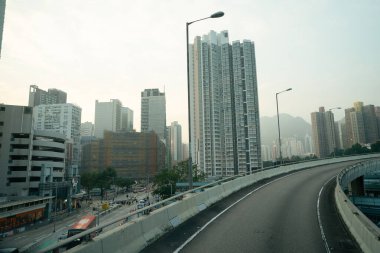 HONG KONG, ÇİN - 04 Aralık 2023: Hong Kong 'daki çift katlı otobüsün ikinci masasından görüldüğü gibi şehir manzarası.