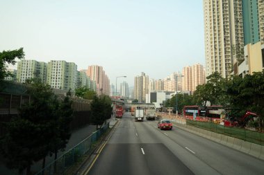 HONG KONG, ÇİN - 04 Aralık 2023: Hong Kong 'daki çift katlı otobüsün ikinci masasından görüldüğü gibi şehir manzarası.