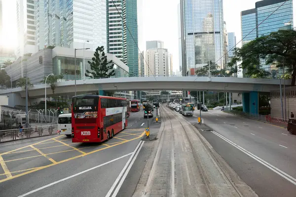 HONG KONG, ÇİN - 06 Aralık 2023: çift katlı tramvaydan görüldüğü üzere Hong Kong şehir manzarası.