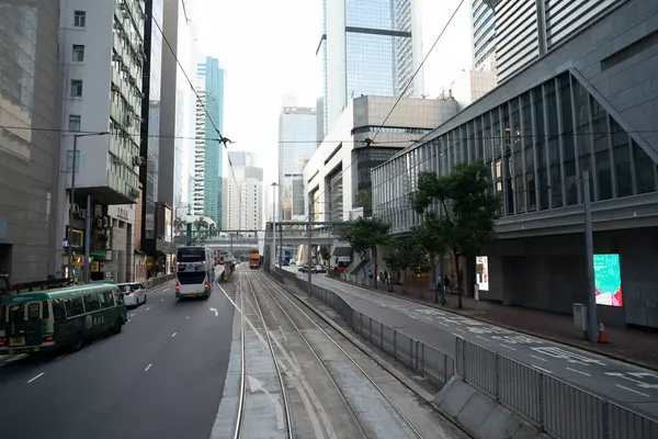 HONG KONG, ÇİN - 06 Aralık 2023: çift katlı tramvaydan görüldüğü üzere Hong Kong şehir manzarası.