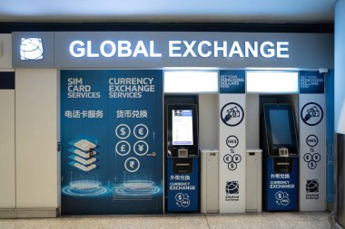 HONG KONG, ÇİN - 04 Aralık 2023: Hong Kong Uluslararası Havalimanı 'nda Global Exchange.