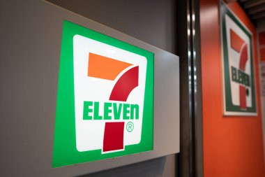 HONG KONG, ÇİN - 04 Aralık 2023: Hong Kong Uluslararası Havaalanı 'nda görülen 7-Eleven tabelasının yakın çekimi.