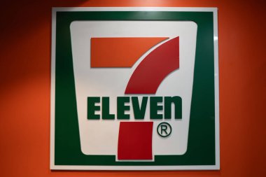 HONG KONG, ÇİN - 04 Aralık 2023: Hong Kong Uluslararası Havaalanı 'nda görülen 7-Eleven tabelasının yakın çekimi.