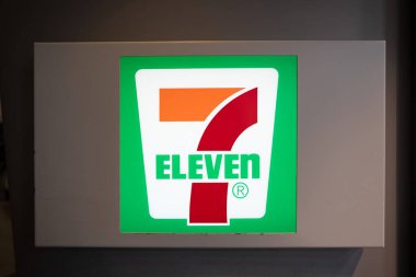 HONG KONG, ÇİN - 04 Aralık 2023: Hong Kong Uluslararası Havaalanı 'nda görülen 7-Eleven tabelasının yakın çekimi.