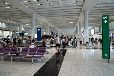 HONG KONG, ÇİN - 04 Aralık 2023: Hong Kong Uluslararası Havaalanı bagaj teslim yeri