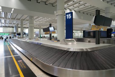 HONG KONG, ÇİN - 04 Aralık 2023: Hong Kong Uluslararası Havaalanı bagaj teslim yeri
