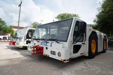 PHUKET, THAILAND - MAYIS 06, 2023: Phuket Uluslararası Havaalanı 'na park etmiş traktörlerin sokak manzarası.