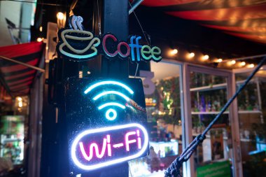 PHUKET, THAILAND - MAYIS 04, 2023: Patong, Phuket 'te görüldüğü gibi Wi-Fi işaretinin yakın çekim görüntüsü.