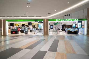 PHUKET, THAILAND - 20 Nisan 2023: Patong, Phuket 'teki Jungceylon alışveriş merkezinin iç çekimi.