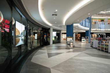 PHUKET, THAILAND - 20 Nisan 2023: Patong, Phuket 'teki Jungceylon alışveriş merkezinin iç çekimi.