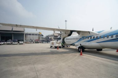 PHUKET, THAILAND - Mayıs 09, 2023: Bangkok Havayolları ATR 72 Phuket Uluslararası Havaalanı 'nda görüldüğü gibi.