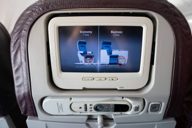 PHUKET, THAILAND - MAYIS 09, 2023: Malezya Havayolları Boeing 737-800 'de güvenlik videosu oynanıyor.