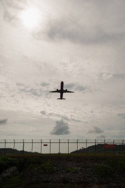 PHUKET, THAILAND - Mayıs 06, 2023: Tayland Vietnam Jet Air Airbus A321-211 Phuket Uluslararası Havaalanı 'ndan havalanır..