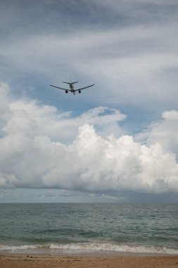 PHUKET, THAILAND - MAYIS 06, 2023: Emirates Boeing 777-300ER uçağı Phuket Uluslararası Havaalanından havalandı.