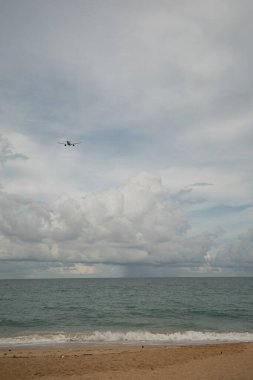 PHUKET, THAILAND - Mayıs 06, 2023: Tayland Vietnam Jet Air Airbus A320-200 Phuket Uluslararası Havaalanı 'ndan havalanır..