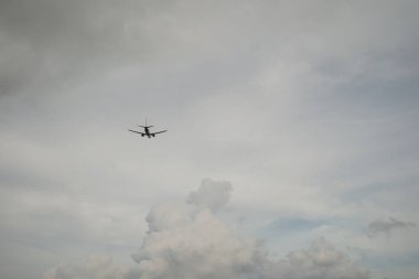 PHUKET, THAILAND - MAYIS 06, 2023: Nok Air Boeing 737-800 uçağı Phuket Uluslararası Havaalanından havalandı.