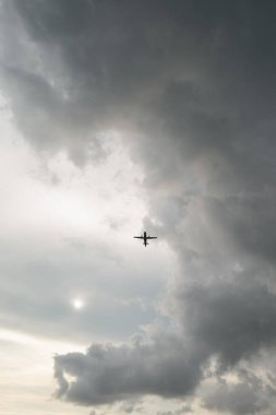 PHUKET, THAILAND - MAYIS 06, 2023: Bangkok Havayolları ATR 72-600 uçağı Phuket Uluslararası Havaalanından havalandı.