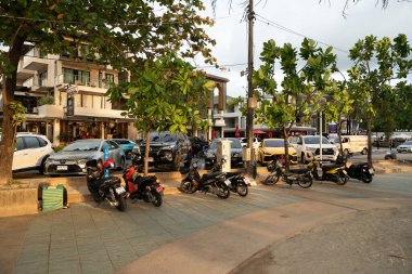 PHUKET, THAILAND - MAYIS 04, 2023: motosikletler Patong, Phuket 'te bir kaldırım kenarına park edildi.
