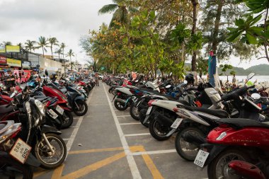 PHUKET, THAILAND - Mayıs 04, 2023: Patong, Phuket 'te bir cadde boyunca park etmiş motosikletler.