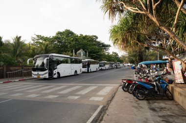 PHUKET, THAILAND - 30 NİSAN 2023: Sabah Patong 'da Thawewong yolu boyunca park edilmiş otobüsler.