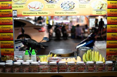 PHUKET, THAILAND - 25 Nisan 2023: Patong, Phuket 'te gece görüldüğü gibi bir sokak yemeği arabası.