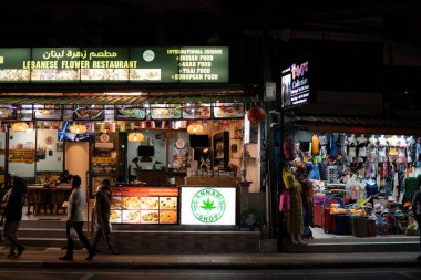 PHUKET, THAILAND - 25 Nisan 2023: Patong, Phuket 'teki Labenese Çiçek Restoranı sokak manzarası.