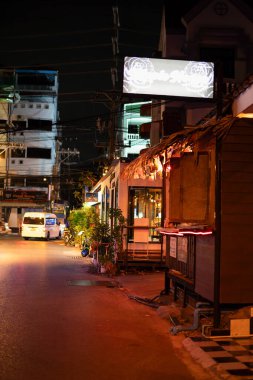 PHUKET, THAILAND - 25 Nisan 2023: Patong, Phuket 'te Chaloemphrakiat yolu.