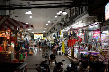 PHUKET, THAILAND - 25 Nisan 2023: Patong, Phuket 'te gece vakti sokak seviyesinde bir pazar manzarası.