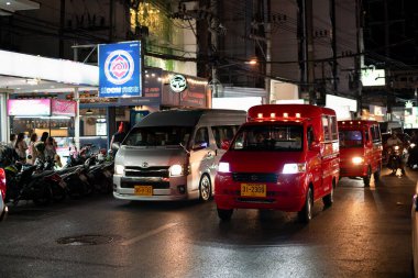 PHUKET, THAILAND - 25 Nisan 2023: Patong, Phuket 'te gece vakti trafik sıkışıklığı sokak manzarası.