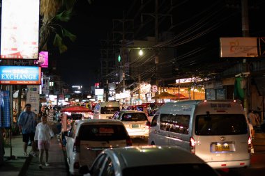 PHUKET, THAILAND - 25 Nisan 2023: Patong, Phuket 'in gece sokak manzarası.