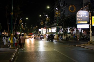 PHUKET, THAILAND - 25 Nisan 2023: Patong, Phuket 'in gece sokak manzarası.