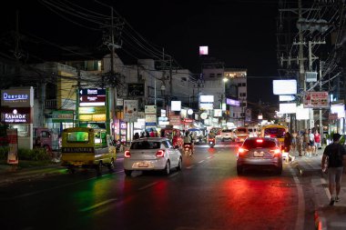 PHUKET, THAILAND - 25 Nisan 2023: Patong, Phuket 'in gece sokak manzarası.