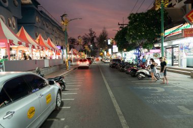 PHUKET, THAILAND - 20 Nisan 2023: Patong, Phuket 'in gece sokak manzarası.