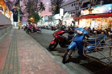 PHUKET, THAILAND - 20 Nisan 2023: Patong, Phuket 'in gece sokak manzarası.