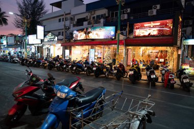 PHUKET, THAILAND - 20 Nisan 2023: Patong, Phuket 'te bir yol boyunca masaj yerleri.