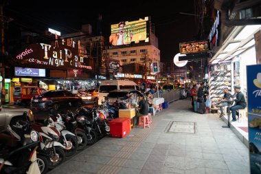 PHUKET, THAILAND - 15 Nisan 2023: Patong, Phuket 'te bir kaldırım manzarası.